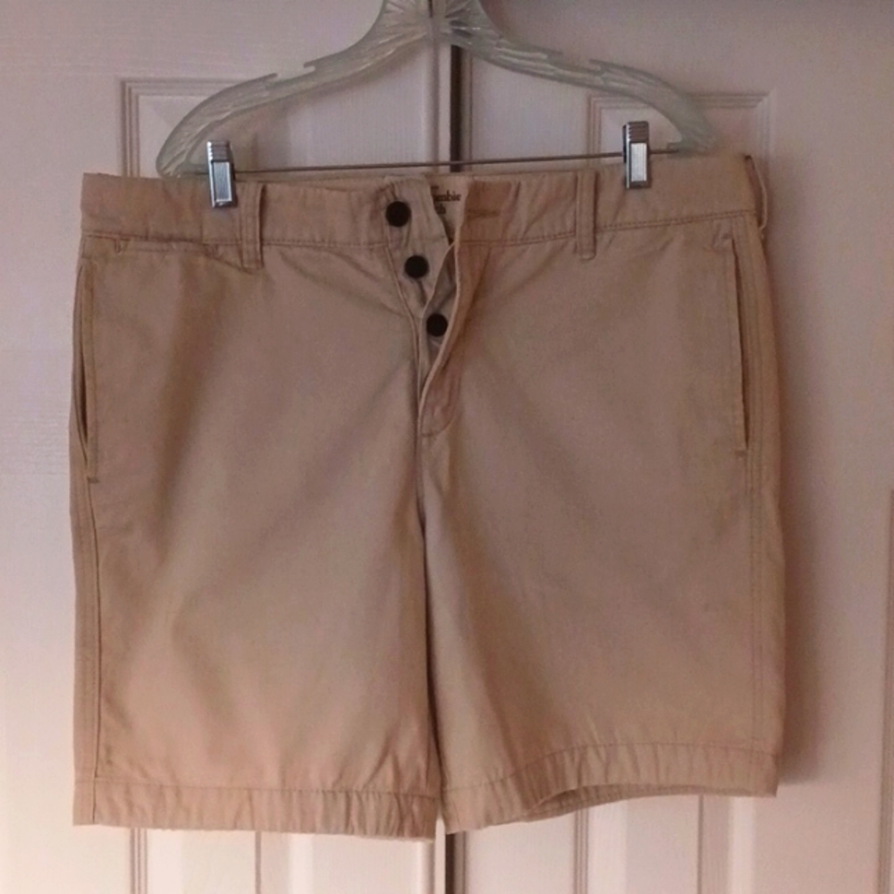 Abercrombie & Fitch mens casual shorts size waist 36, cream color good condition